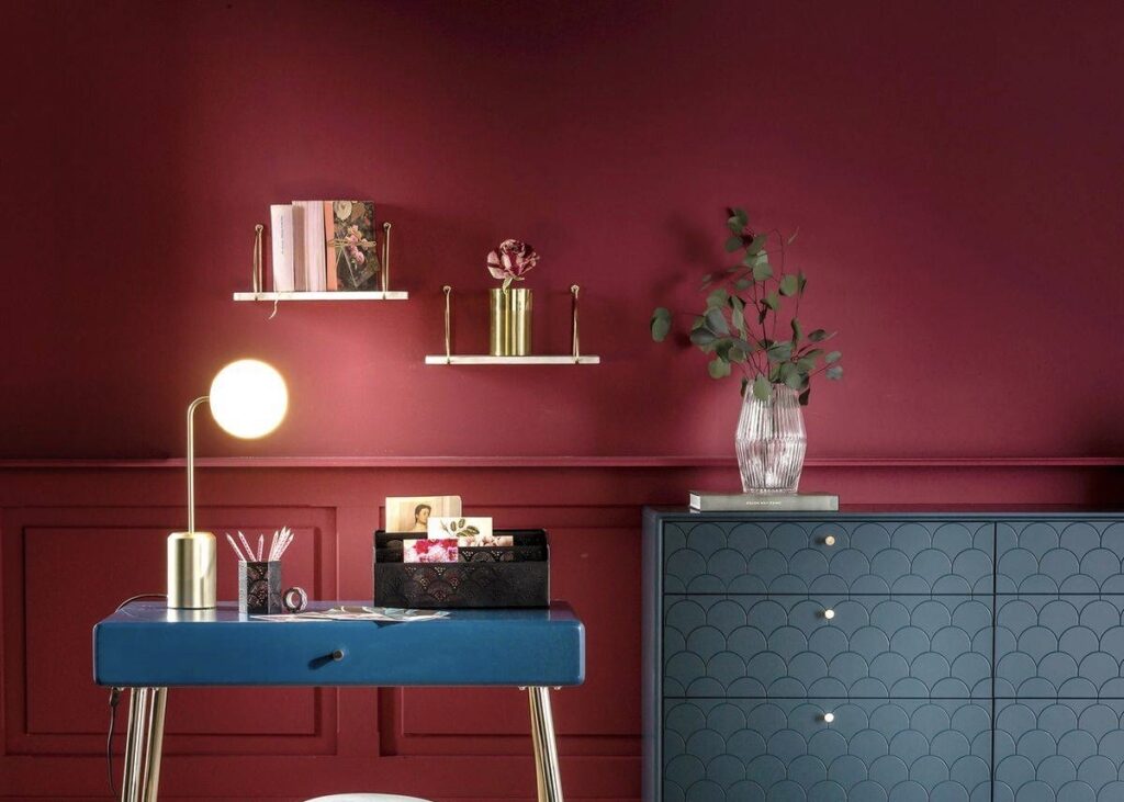 décoration murale laiton étagère peinture rouge bordeaux