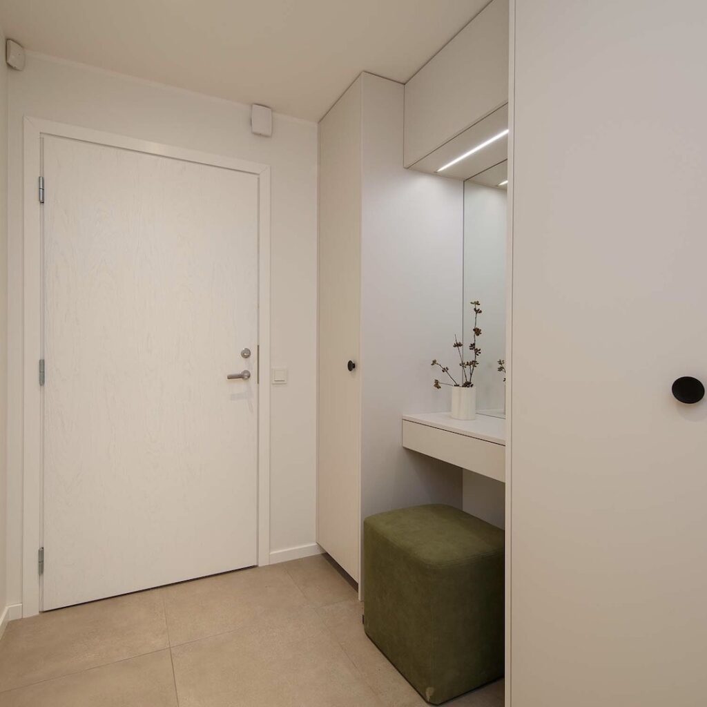 entrée bien agencer espace miroir dressing pouf vert olive velours