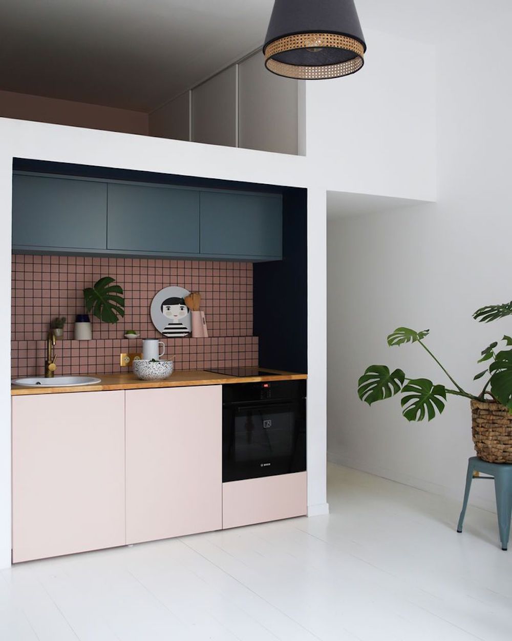 inspiration deco intérieure cuisine ouverte mur blanc crédence rose bleu foncé plante verte