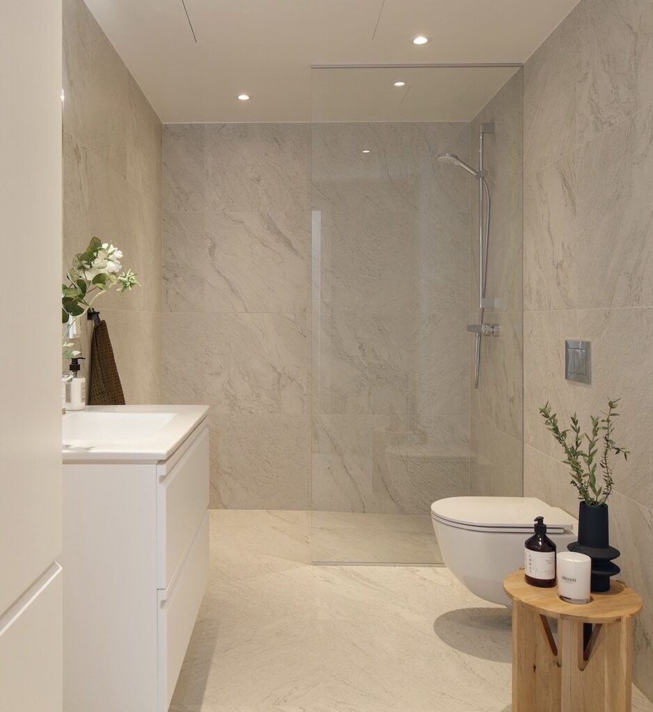 salle de bain douche italienne décoration japonisante marbre beige