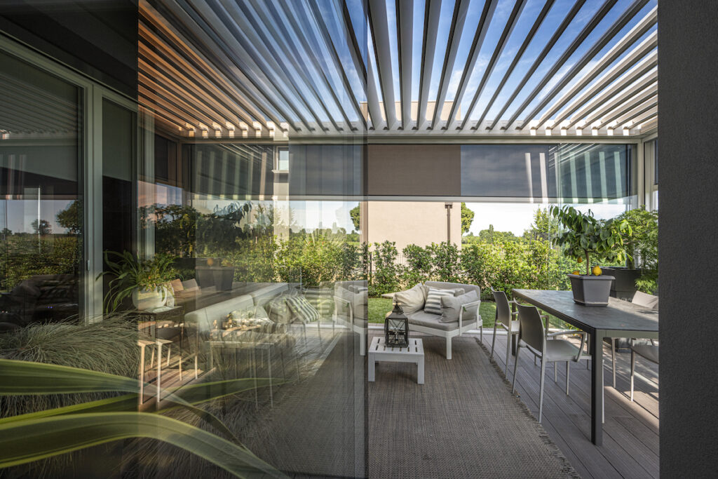 Création d’une véritable extension de maison modulable grâce à la pergola et sa fermeture par vitrage panoramique