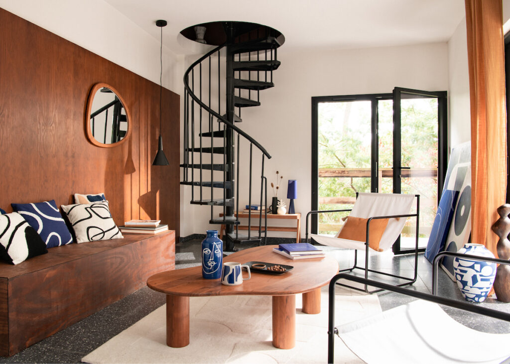 salon deco arty vintage mobilier bois accessoire bleu blanc dessin abstrait