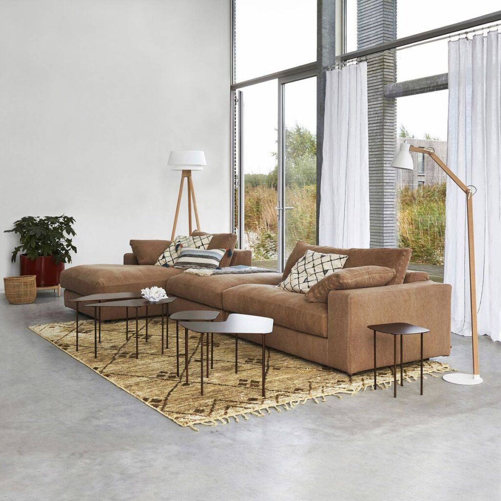 salon loft béton canapé angle marron beige foncé