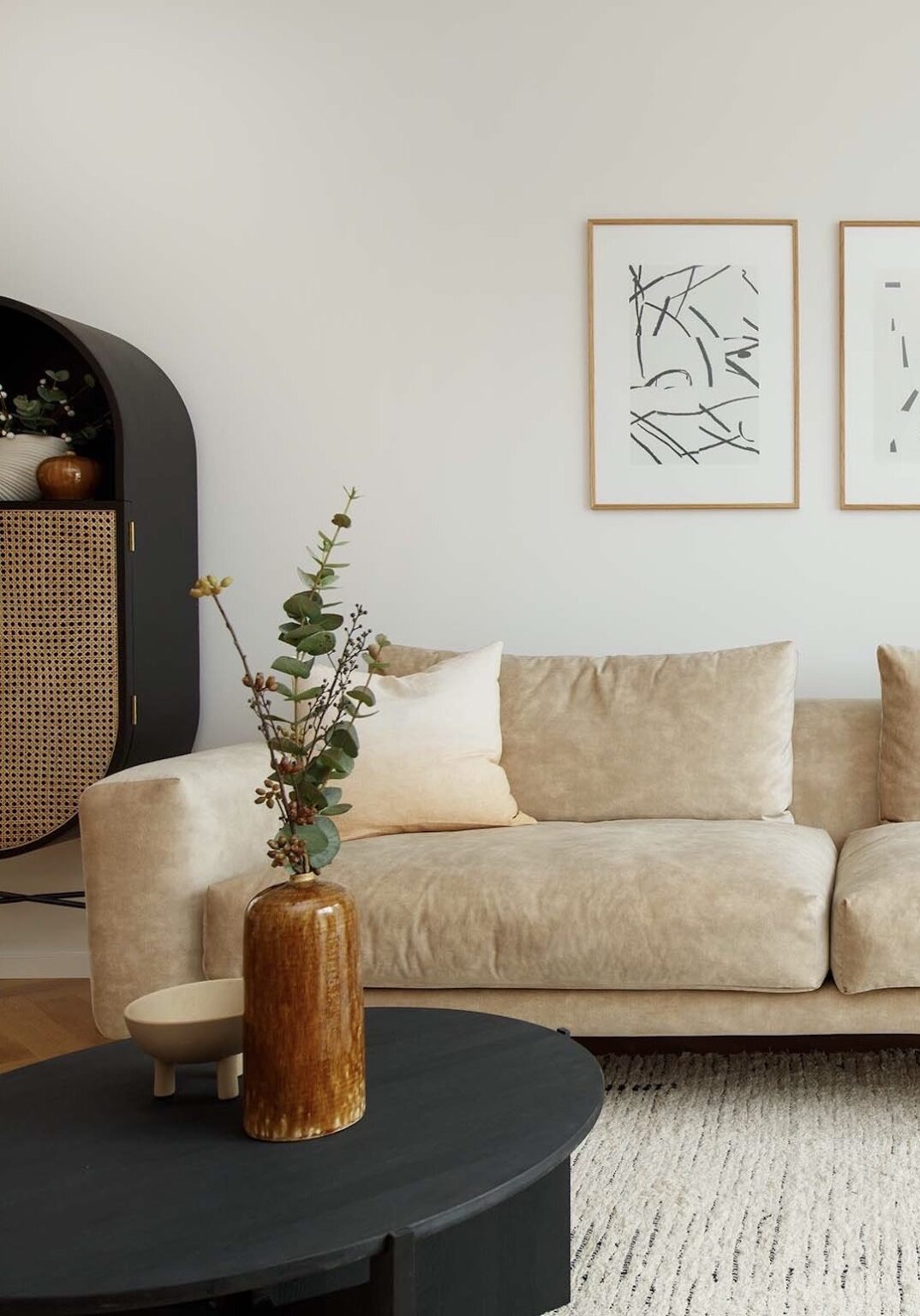 séjour arty vase artisanale table basse bois noire ronde