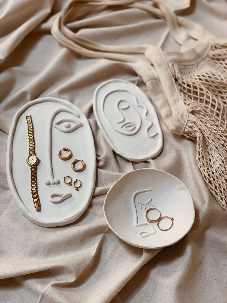 sous plat coupelle forme visage rangement bijoux deco épurée pastel beige