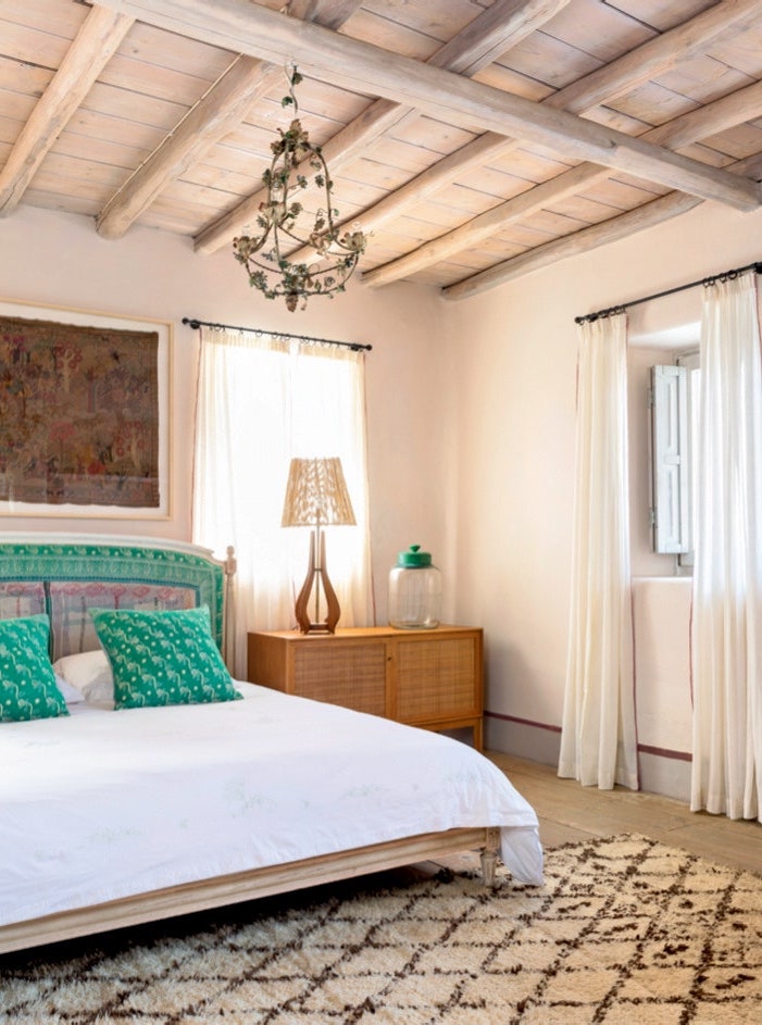 villa à Mykonos chambre blanche bois cannage vert fluo