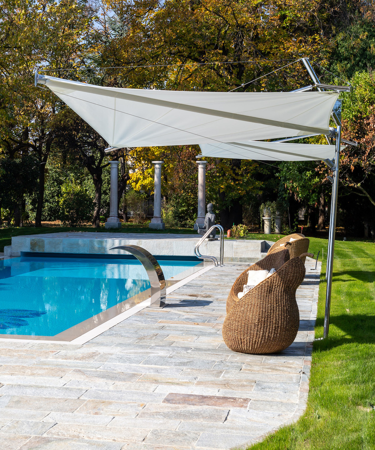 Voile d’ombrage : votre protection solaire orientable au design méditerranéen et adaptable à tous vos espaces : terrasse, toit-terrasse etc