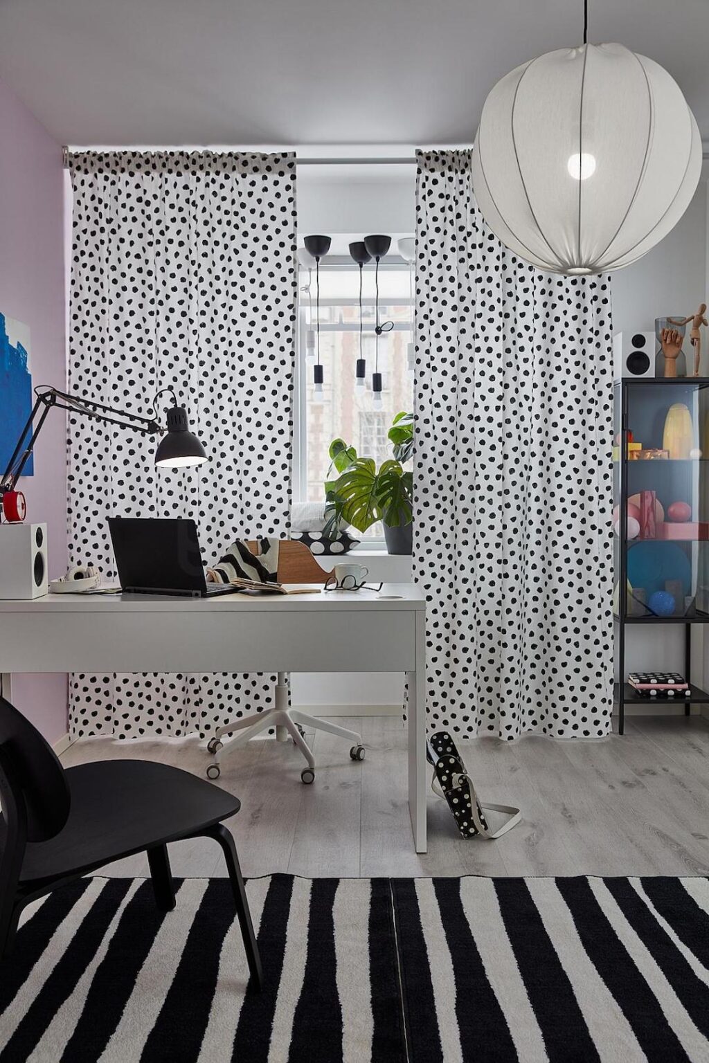 bureau double blanc tiroirs chaise marron deco chambre noir blanc rideau à poids tapis rayé