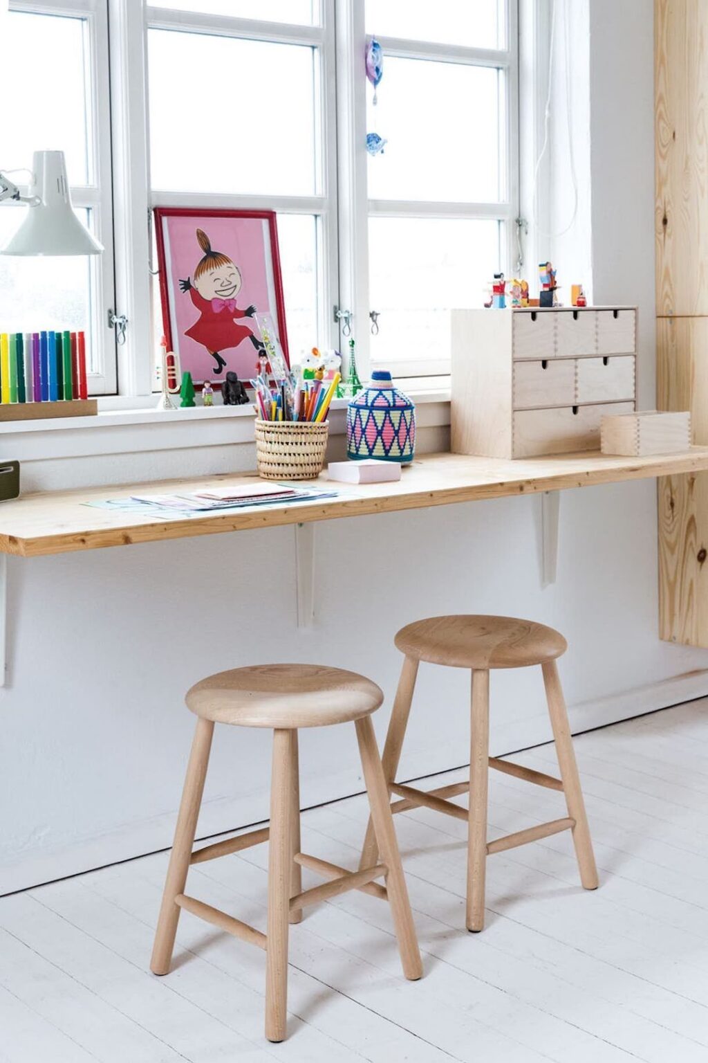 bureau planche bois rustique fixé mur tabouret rond fenêtre deco chambre lumineuse blanche