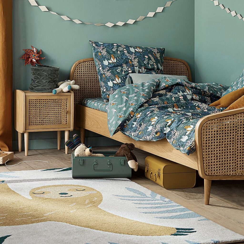 chambre enfant moderne chic bois mur vert