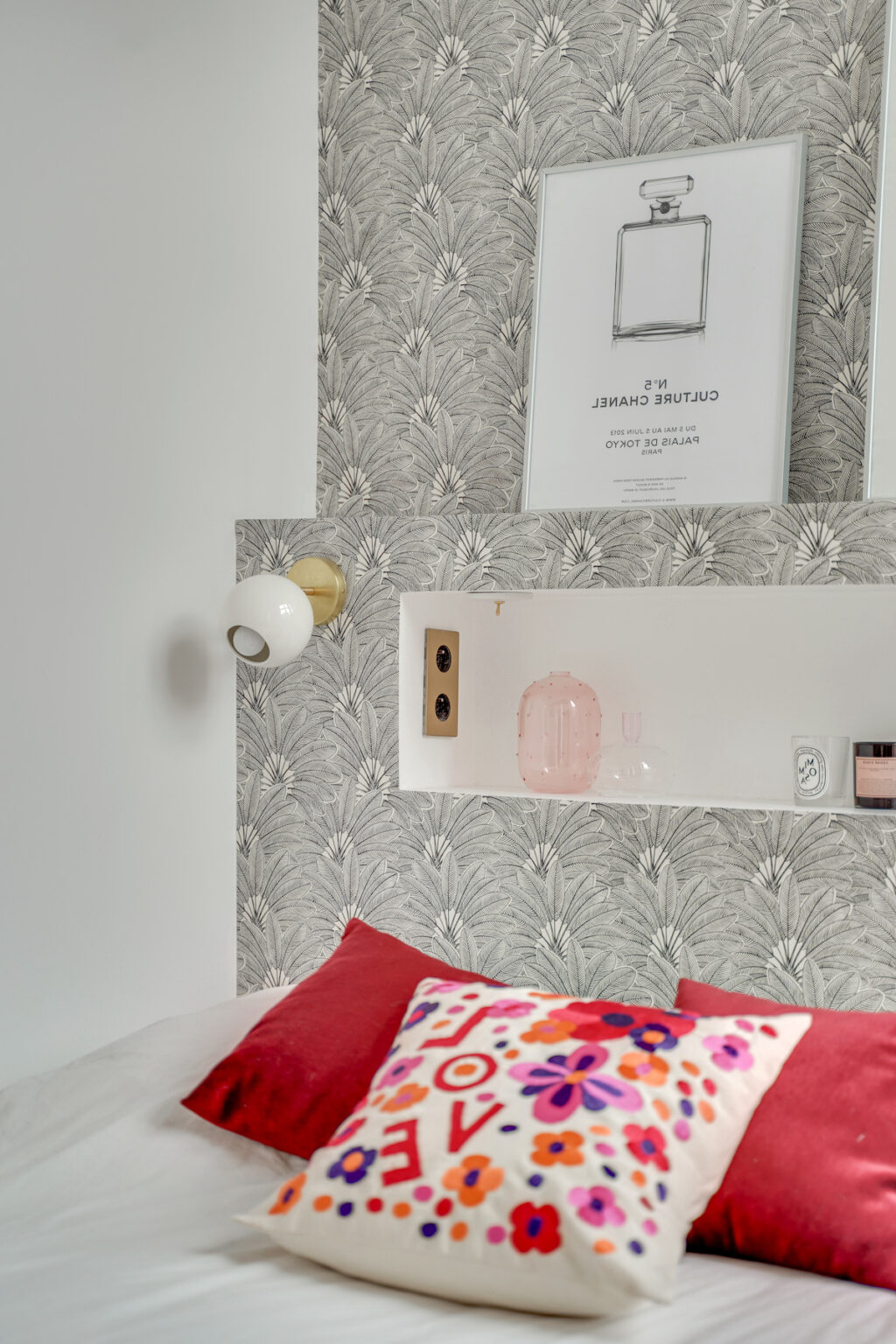 chambre tête de lit niche papier peint plume noir blanc