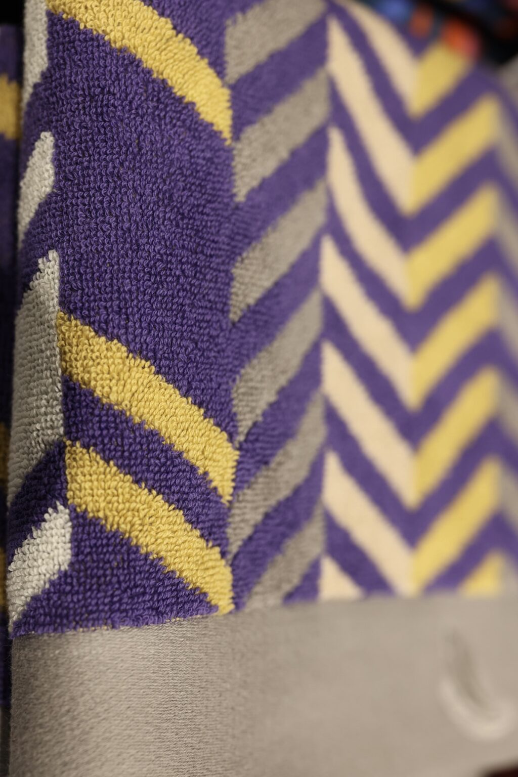 décoration gris violet jaune couleur complémentaire