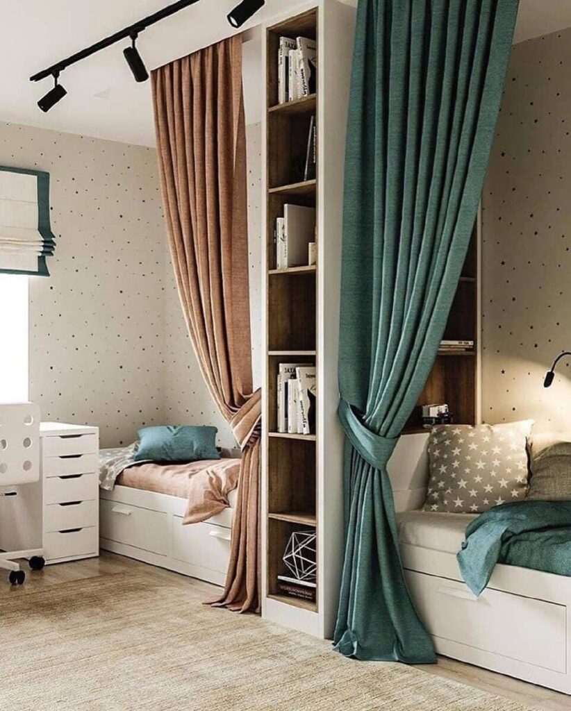 lit simple blanc rideaux épais rose vert canard tapis gris coussin étoile grise suspension métallique noire