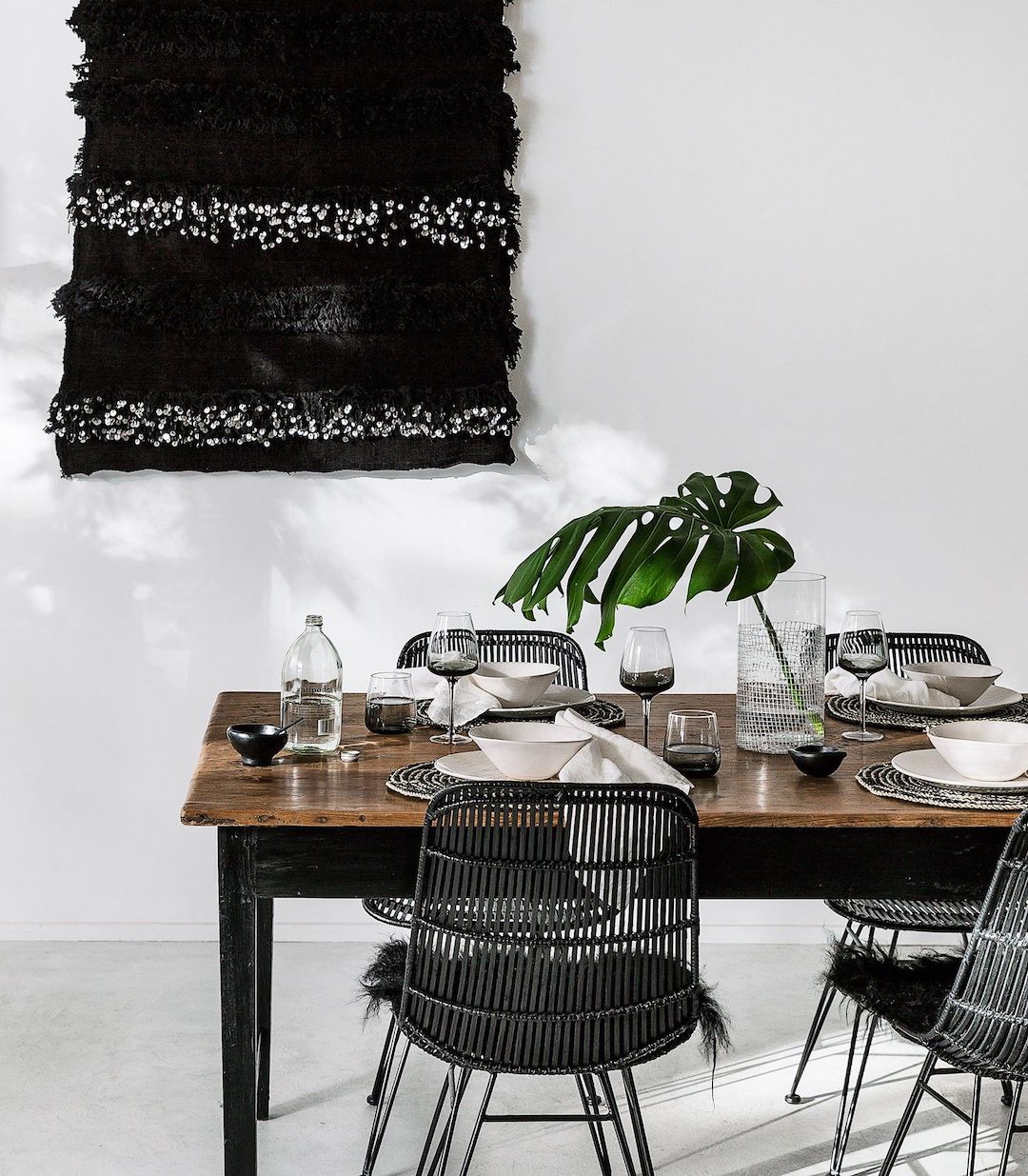 salle à manger ethnique chic scandinave table bois chaises métal noir