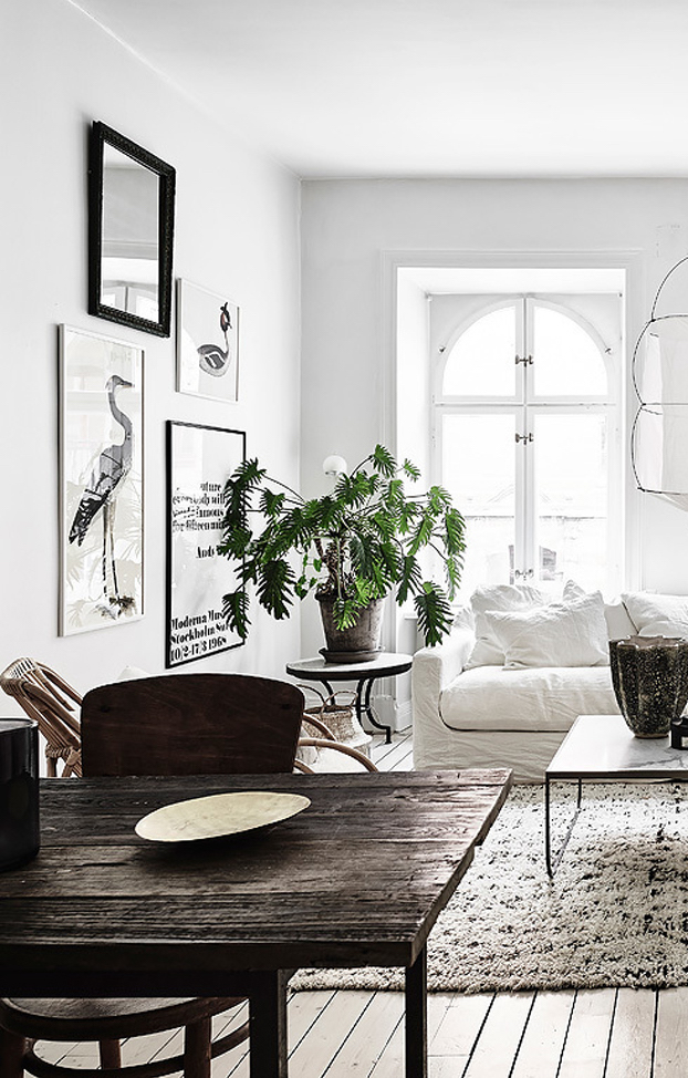 salon scandinave tapis large canapé droit blanc lampe métal noire