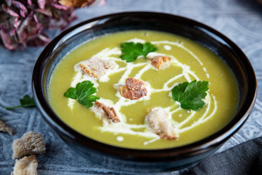 soupe miso poireaux dressage crème fraîche persil crouton
