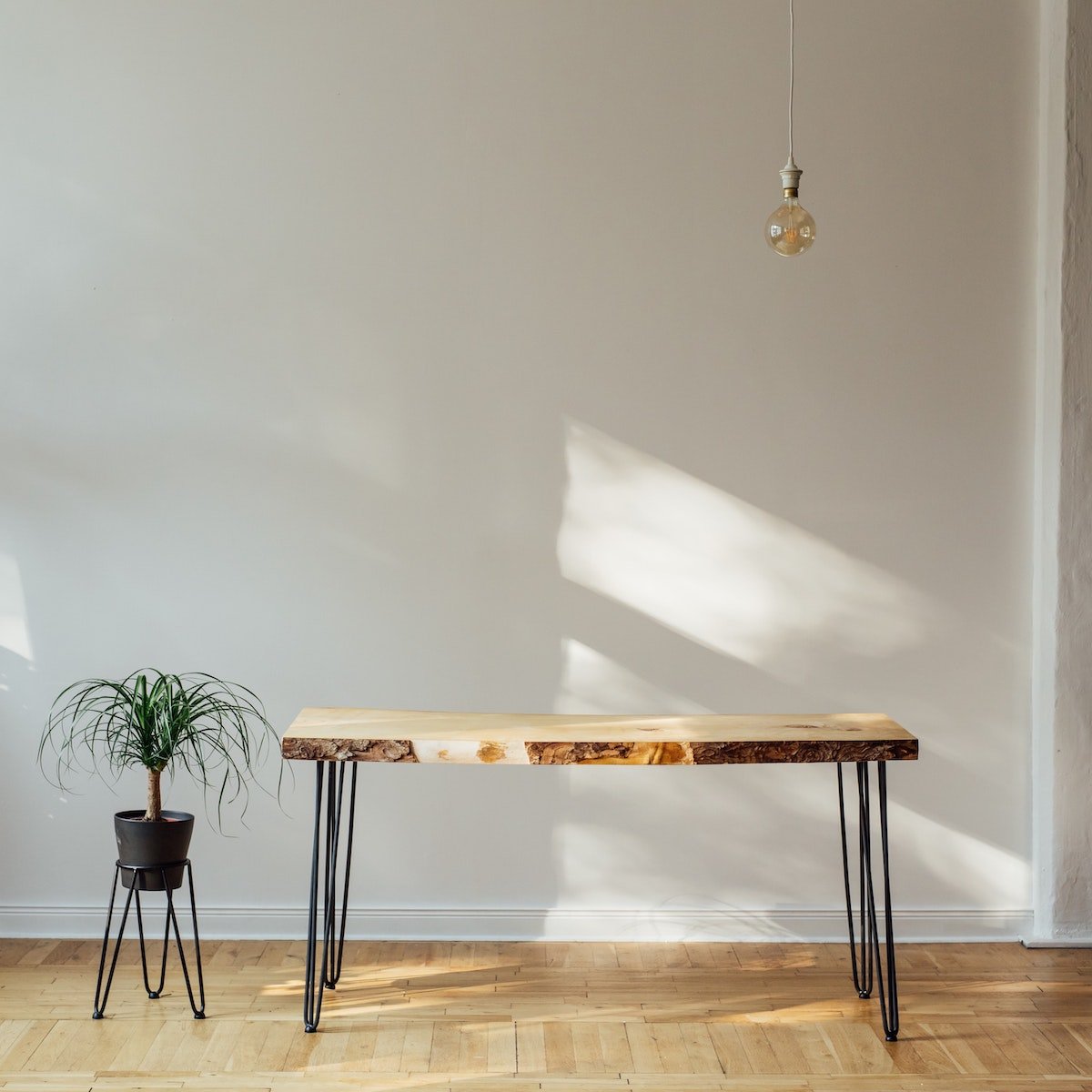 appartement minimaliste meuble salon table basse pied épingle métal
