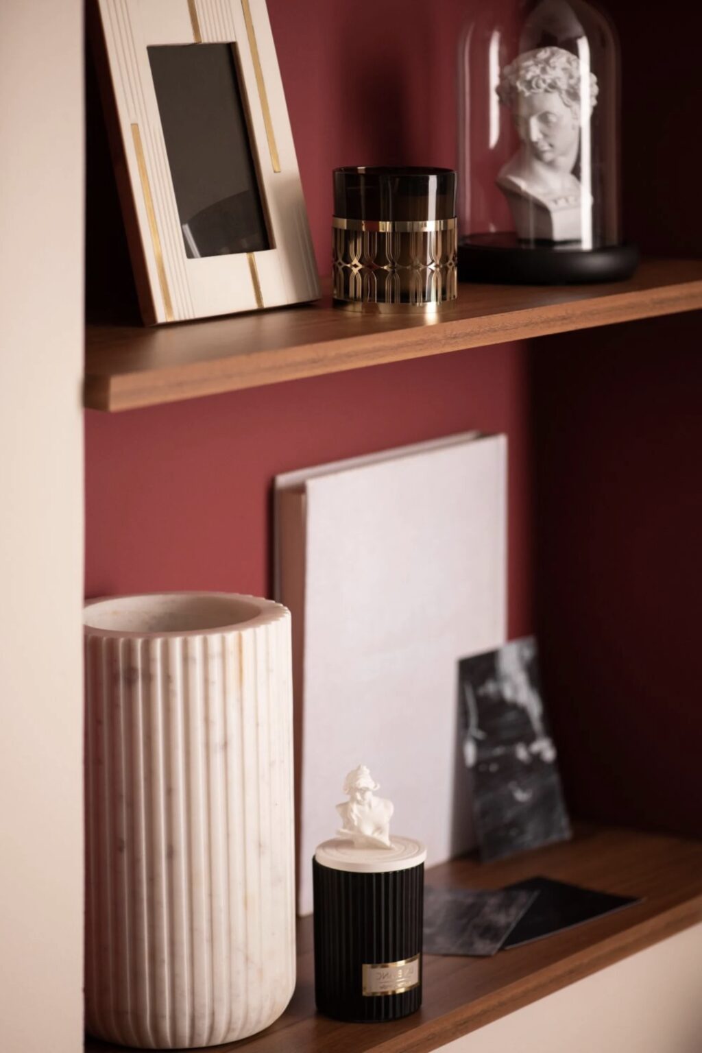 bibliothèque bois bordeaux déco façon cabinet de curiosités