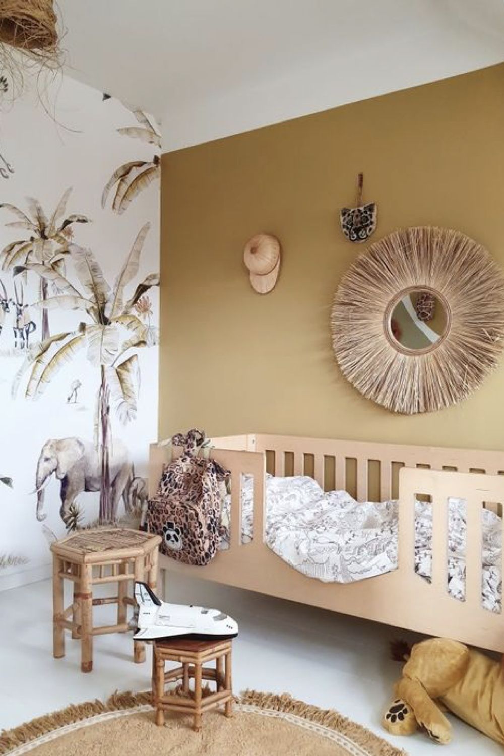chambre enfant deco jaune cumin beige sable lit barreau bois tapis rond osier papier peint savane