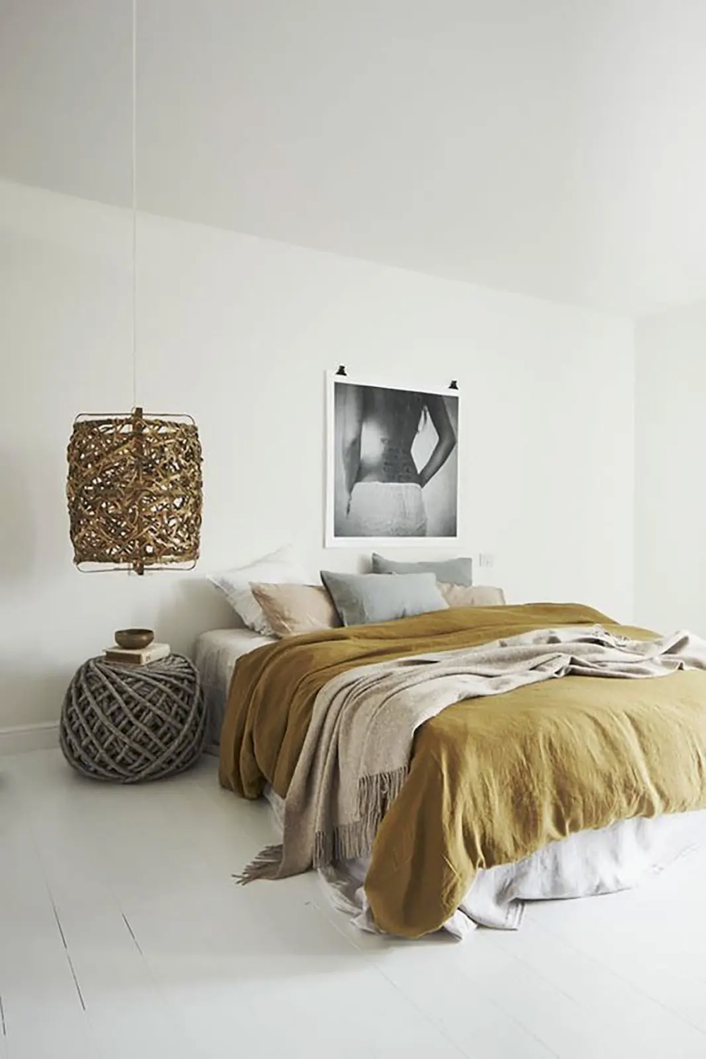 chambre lit double total look blanc plaid jaune deco rotin deco epurée minimaliste