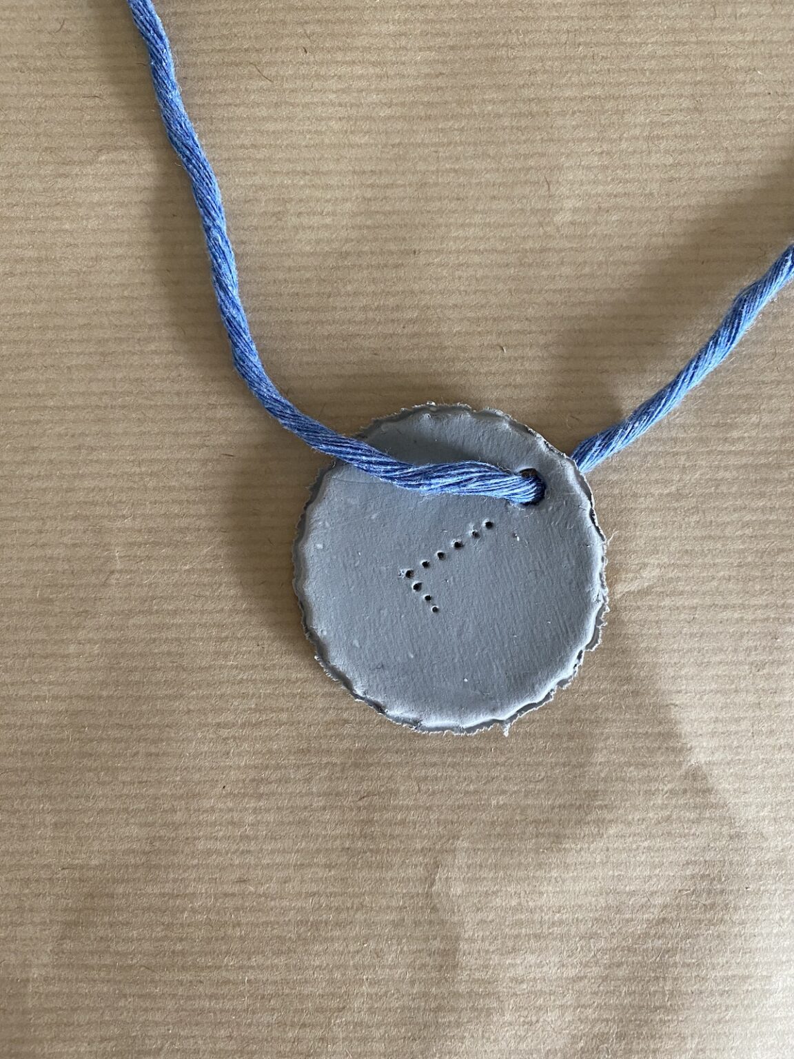 collier enfant pâte magique sèche à l'air initiale