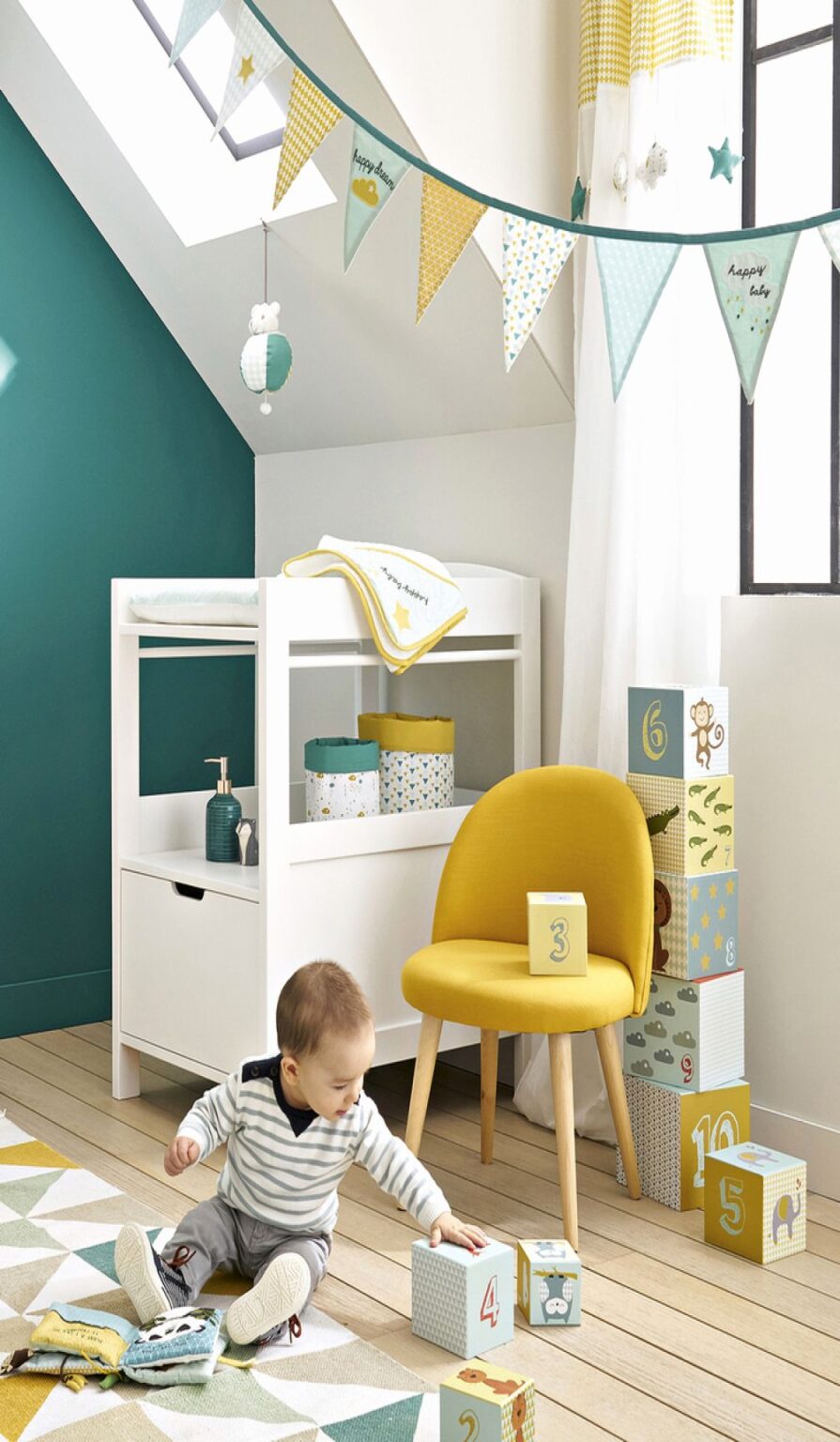 deco intérieure lumineux jaune bleu blanc parquet bois lamé chaise jouets guirlande papier