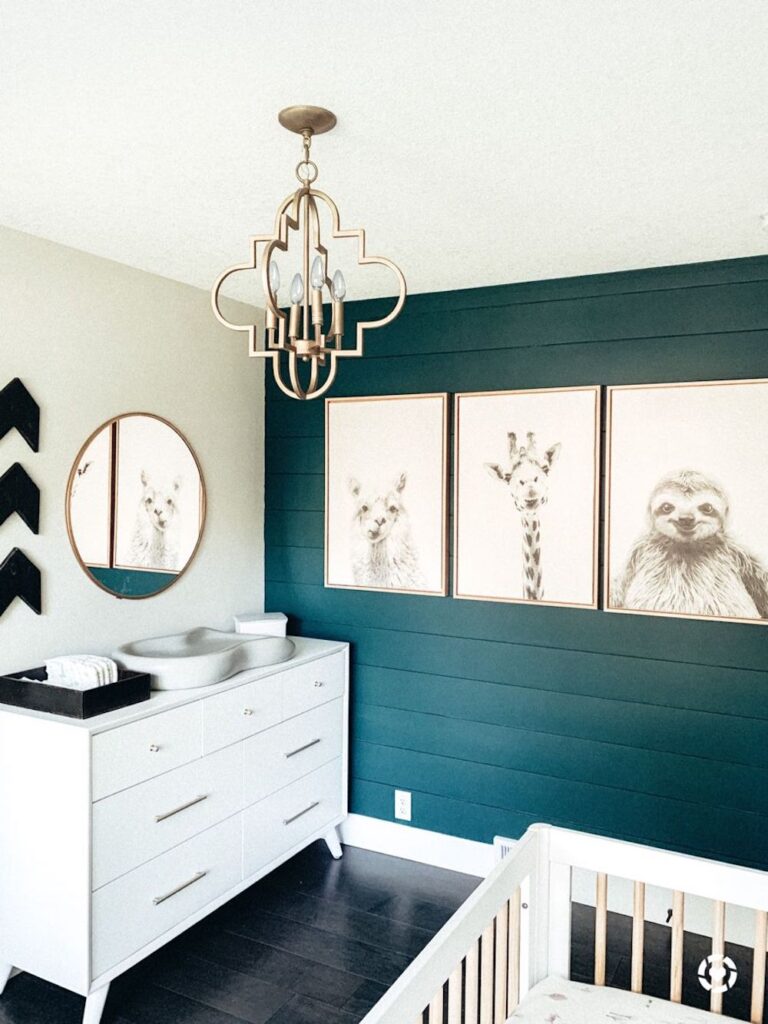 deco océan bord de mer mur bleu canard mobilier blanc parquet bois noir