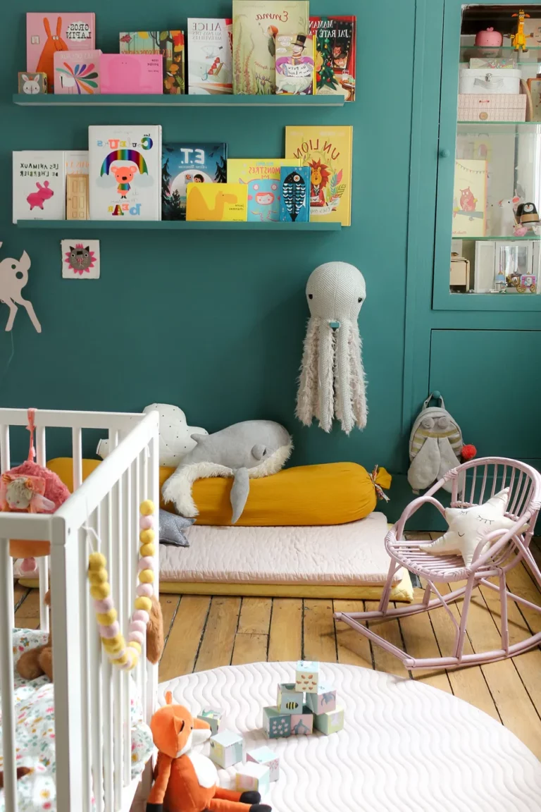 inspi deco jouet enfant parquet bois tapis rond étagère murale bleu canard