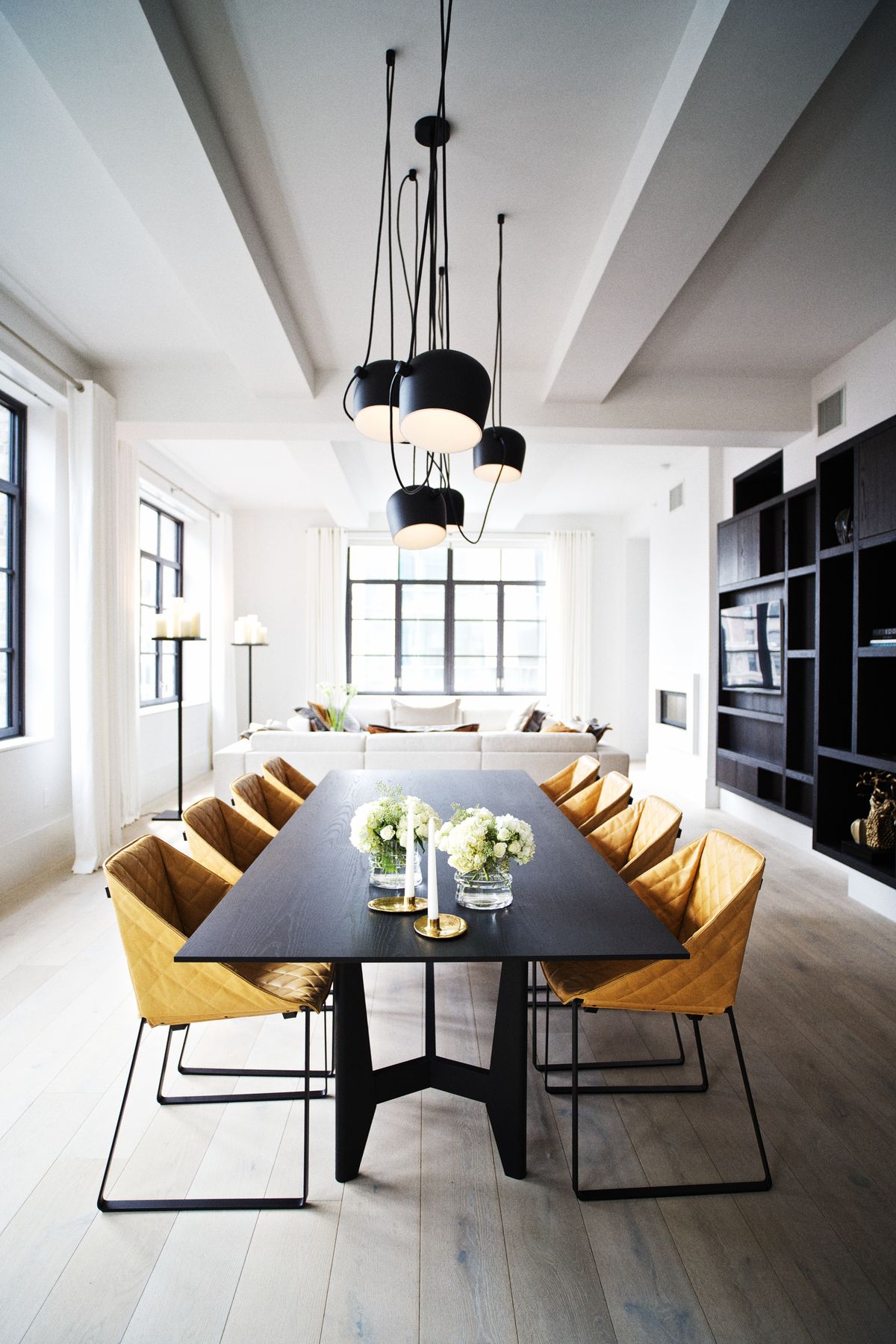 pièce de vie salon salle à manger table noire métallique chaise jaune cumin deco moderne
