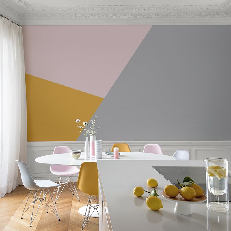 salon épuré lumineux mur tricolore jaune rose pastel gris clair parquet bois lamé salle à manger
