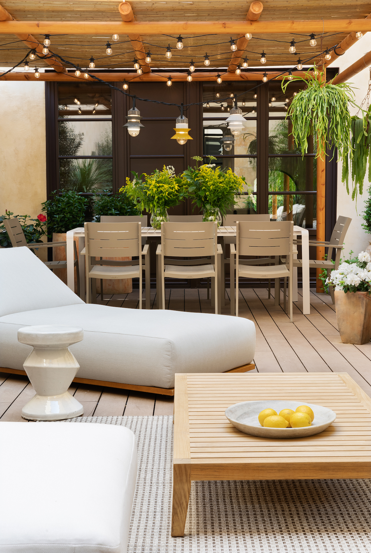 aménager terrasse longueur espace salon salle à manger extérieure beige
