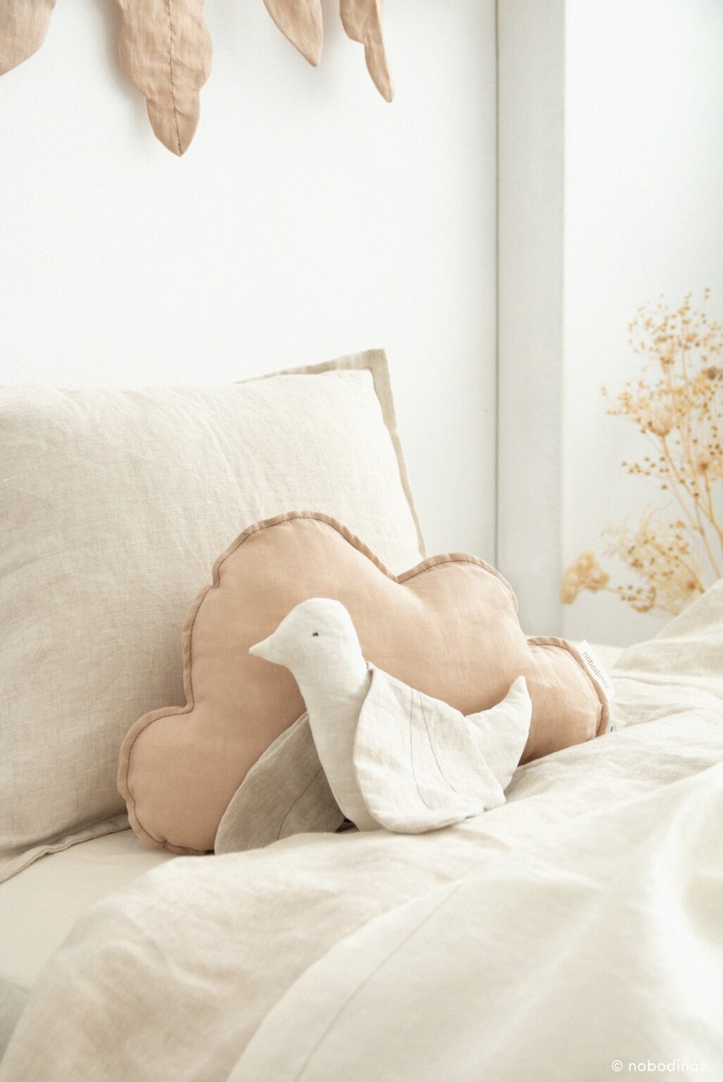 chambre enfant décoration beige vieux rose élégante