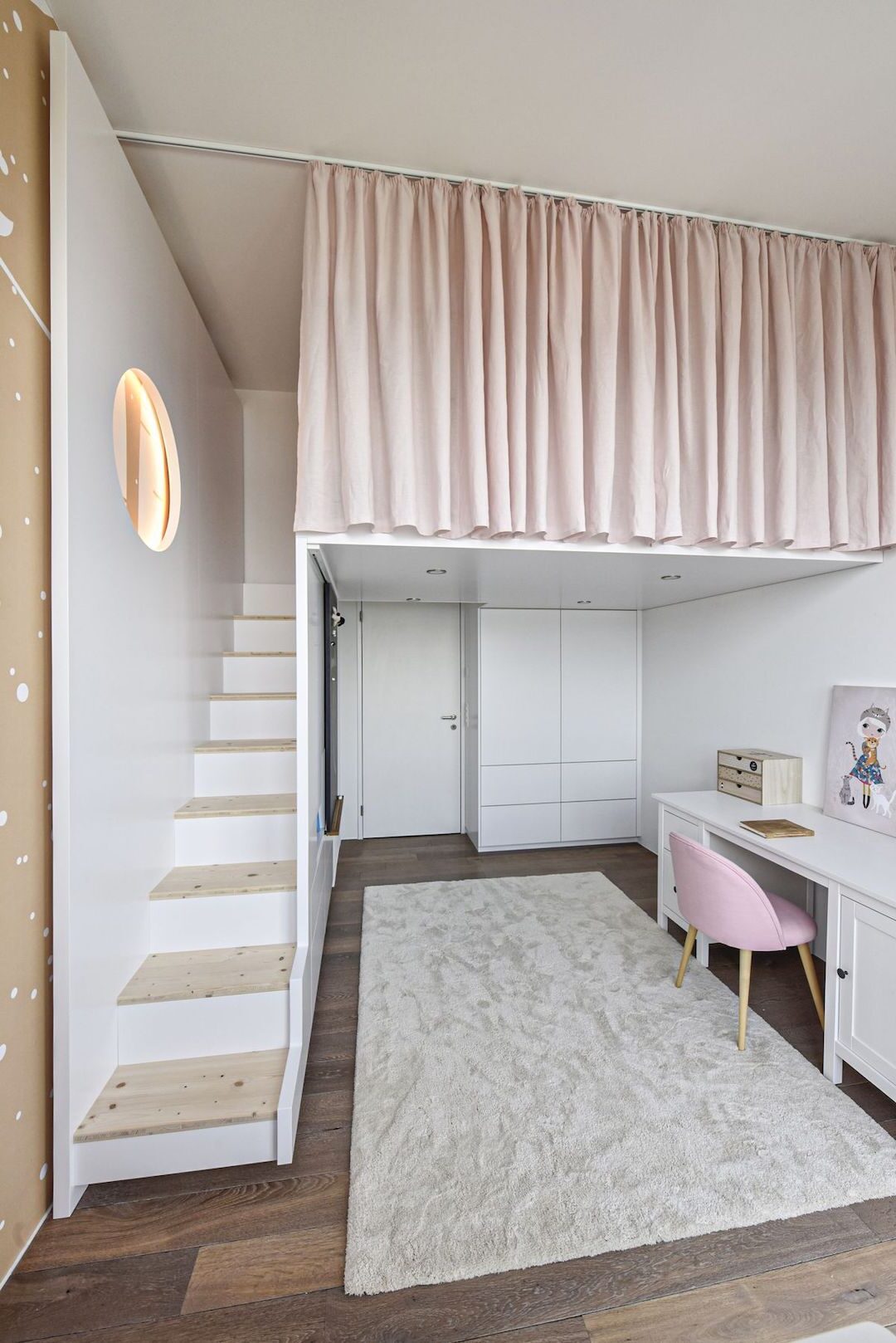 chambre enfant mezzanine escalier blanc rideaux fermés rose pastel tapis blanc
