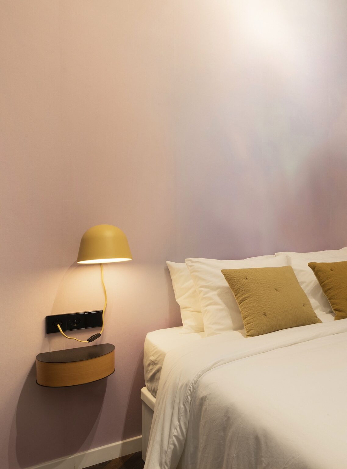 chambre papier-peint tie dye rose violet déco jaune