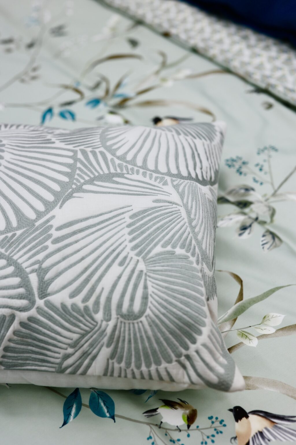 coussin brodé blanc vert eau néo art deco