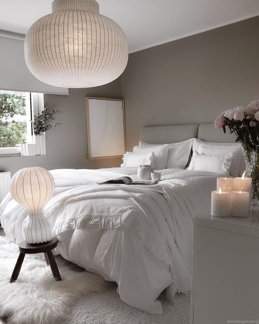 décoration intérieure gris claire beige lustre rond papier tapis fourrure lit double deco épurée minimaliste