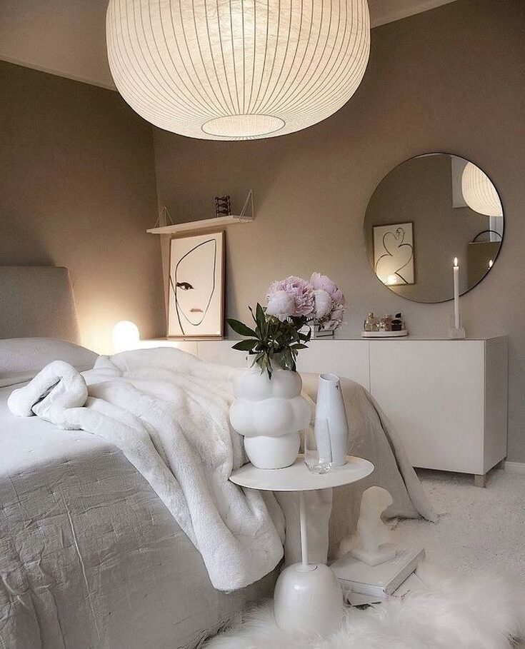 decoration intérieure nude taupe beige couleur chaude lustre ronde papier tapis fourrure mobilier blanc épurée minimaliste