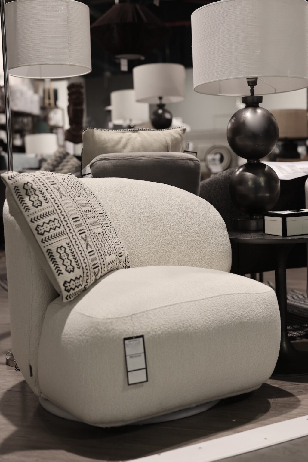 fauteuil rond bas design tissu blanc bouclette