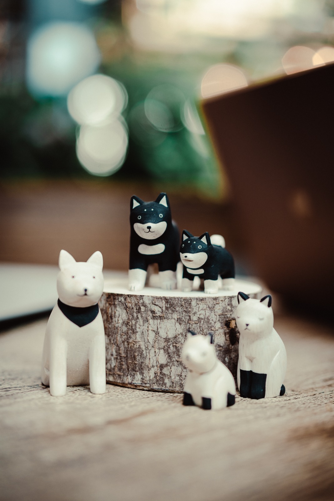 figurine akita bois chien japonais noir blanc