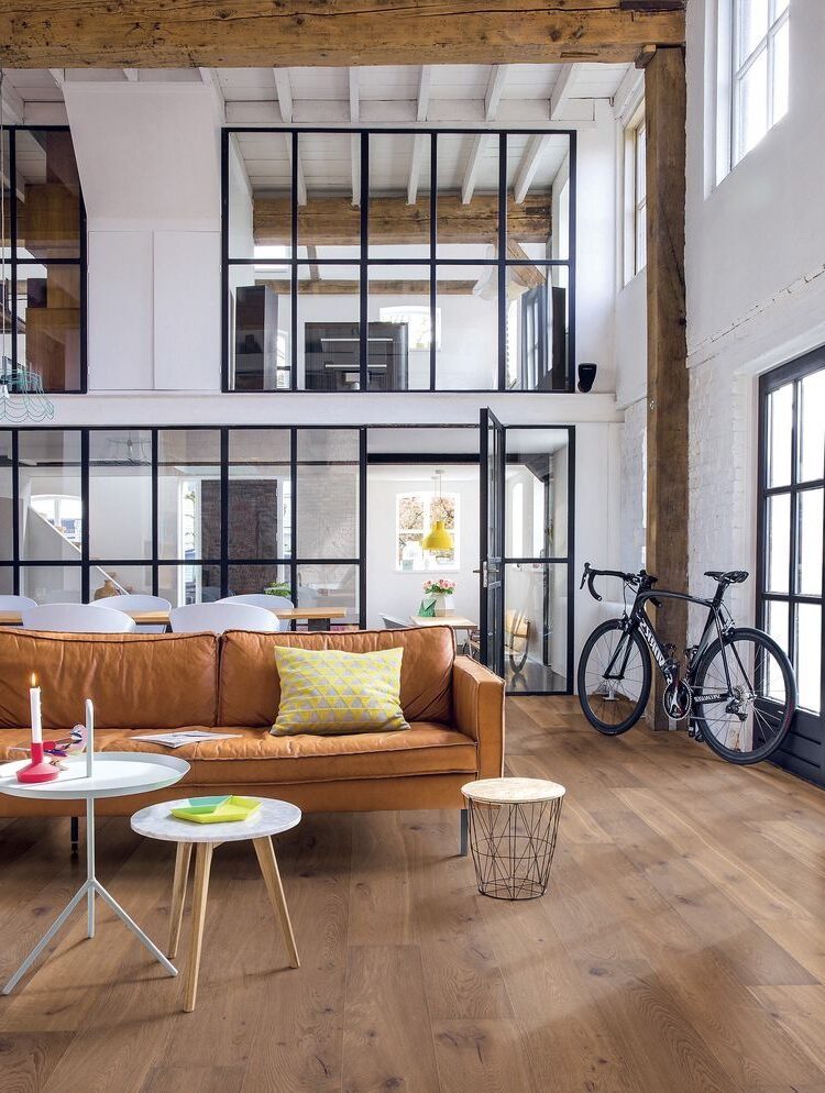 loft industriel contemporain appartement parquet bois canapé cuir droit verrière