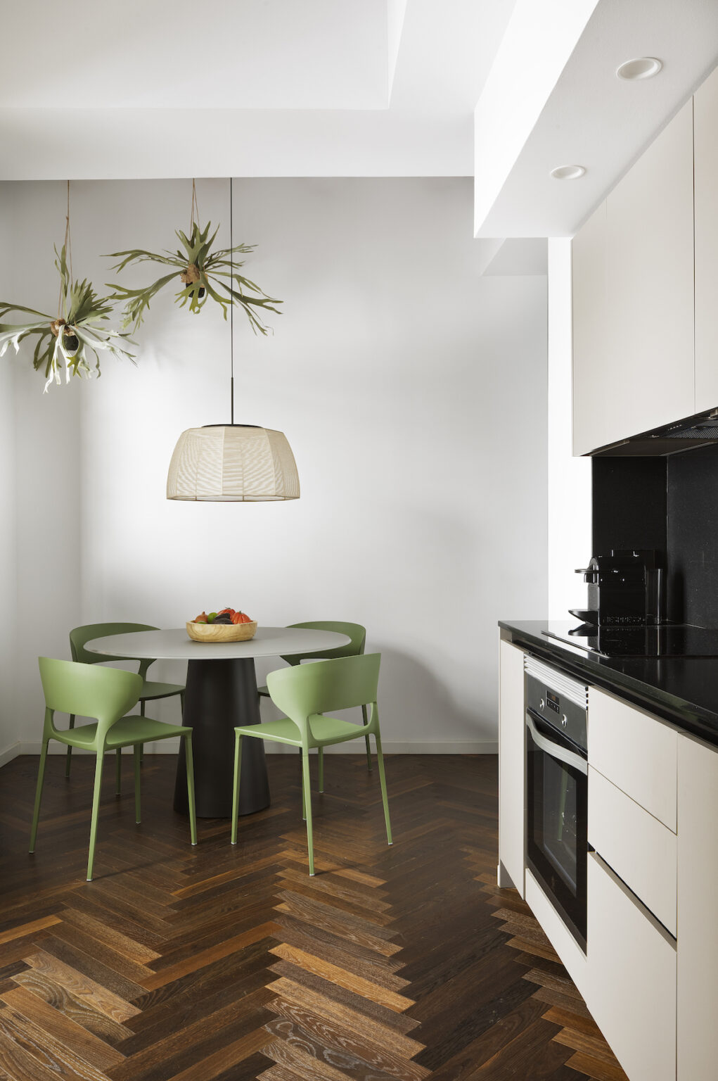 plante suspendue pot fleur aérien cuisine beige invisible