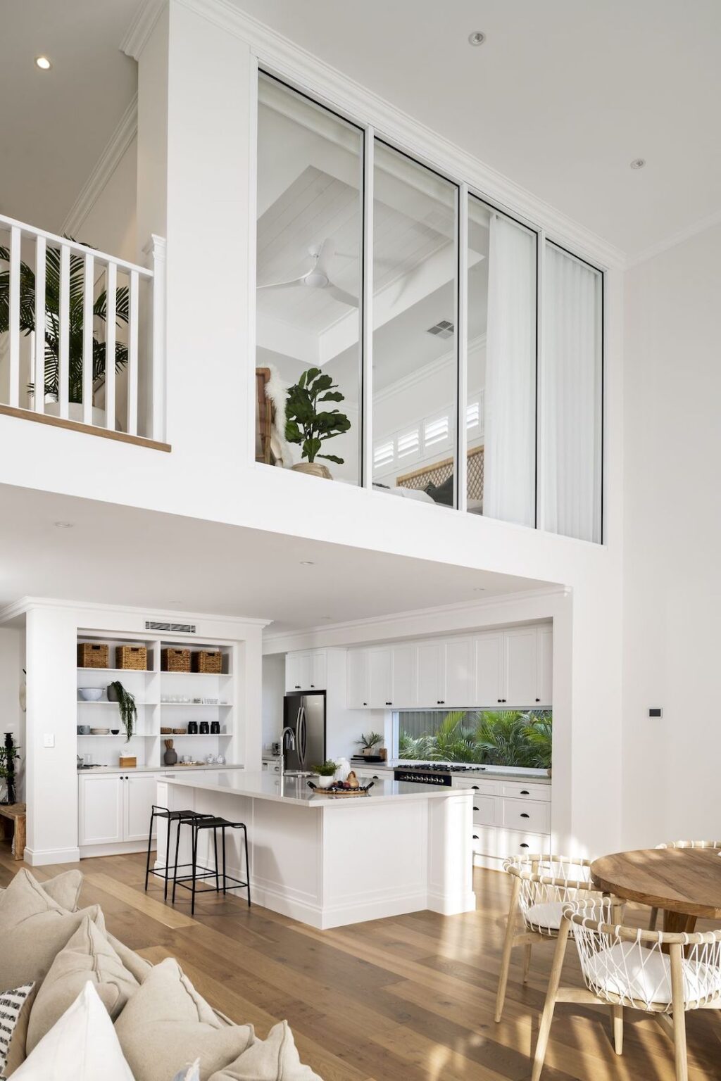 total look blanc séjour spacieux lumineux mezzanine baies vitrées parquet boisé deco lumineuse méditerranéenne