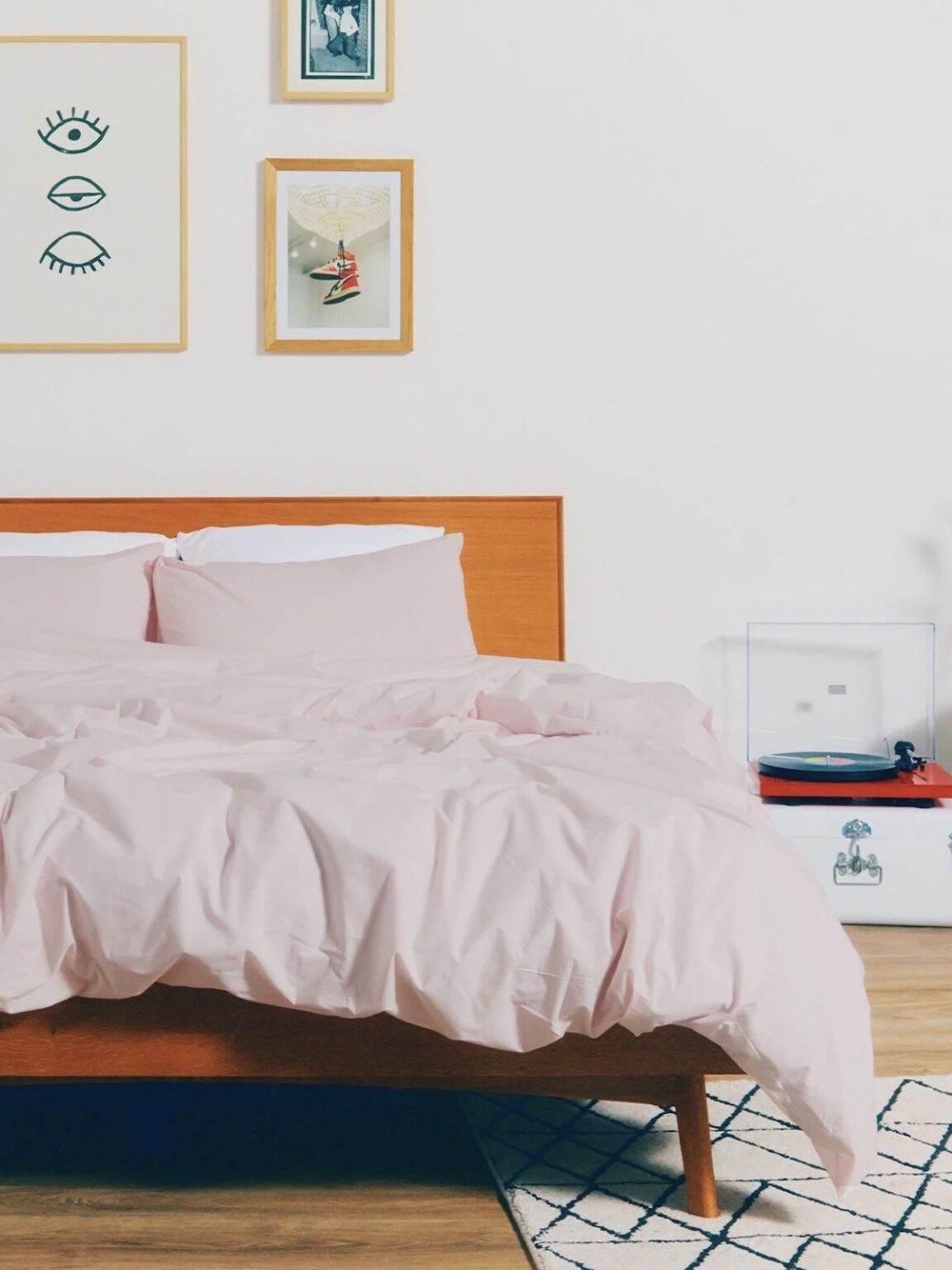 chambre déco 70s seventies lit orange drap rose