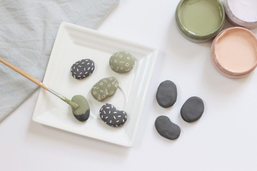 idée activité manuelle coloriage cailloux galet