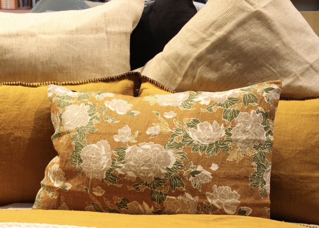 néo liberty tendance déco chambre lit jaune moutarde