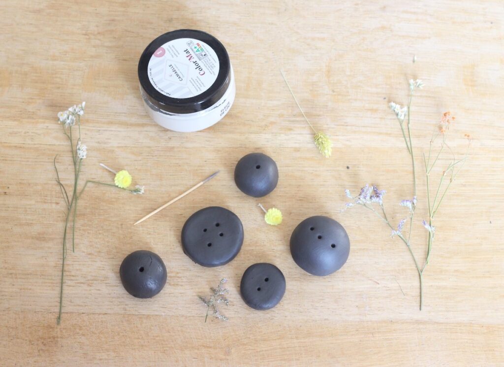 petit vase pour une fleur tige trouée retro