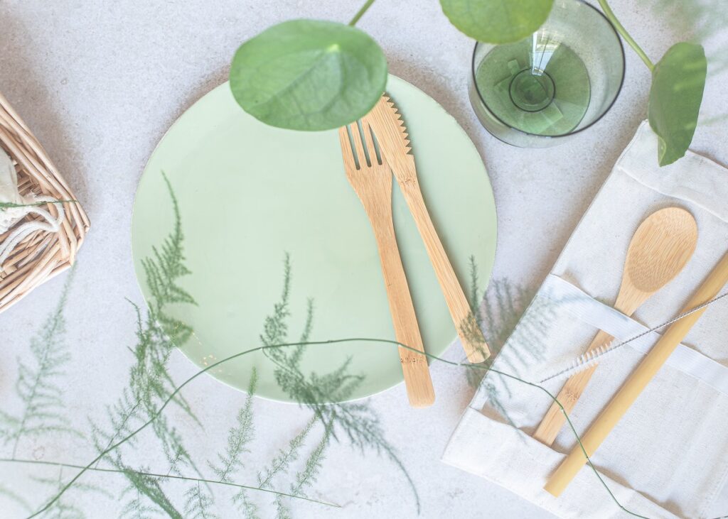 assiette ronde vert clair vert pastel couvert bois astuce bio écolo