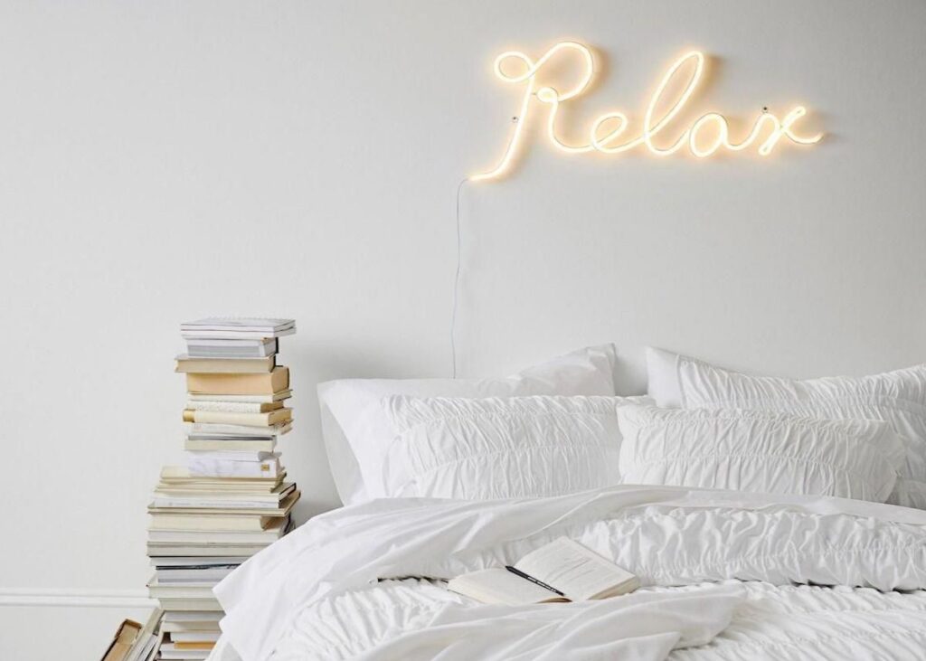 chambre épurée total look blanc neon jaune lit double