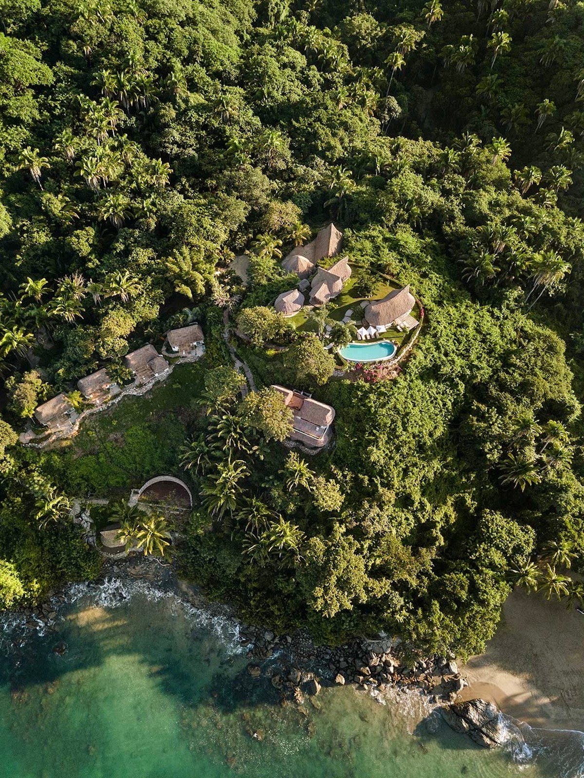 complexe hotel villa paillote face océan falaise