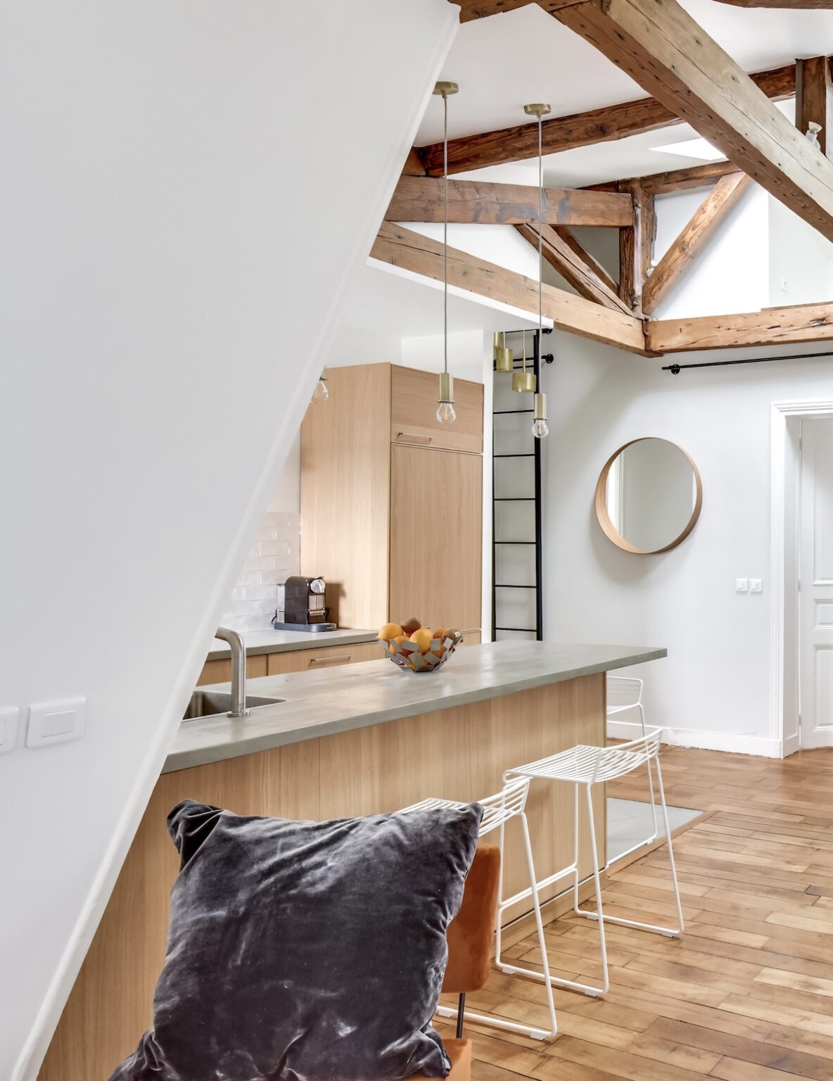 cuisine sous les toits poutres apparentes bois blanche décoration
